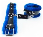 Синие меховые наручники с ремешками из лакированной кожи - фото 1392149