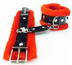 Красные меховые наручники с ремешками из лакированной кожи - фото 1392257