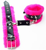 Розовые меховые наручники с ремешками из лакированной кожи - фото 1411374