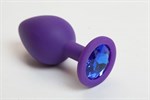 Фиолетовая силиконовая анальная пробка с голубым стразом - 8,2 см. - фото 143331