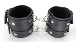 Черные широкие кожаные оковы с двумя пряжками - фото 1392962