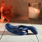 Синее эрекционное виброкольцо с двойным подхватом мошонки Ring Around The Rosy 519067