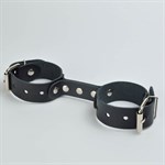 Черные кожаные наручники-фиксатор 519307