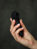 Черный вакуумный стимулятор клитора Curvy 519549