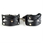 Черные кожаные наручники  Цезарь  с цепочкой на карабинах 522204
