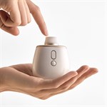 Элегантный стимулятор с вакуумом и микротоками Aromia 522220