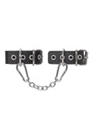 Черные кожаные наручники-браслеты из одного ремешка с люверсами 523583