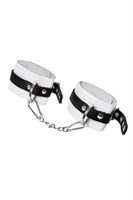 Бело-черные мягкие оковы с одним ремешком и люверсами 523599