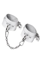 Белые мягкие кожаные оковы с люверсами 523605