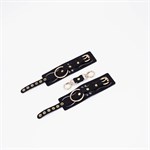 Черные кожаные наручники с золотистой фурнитурой 524972