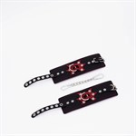 Черные кожаные наручники с красным декором и строчкой 524992