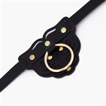 Черный фигурный кожаный ошейник с золотистой фурнитурой 525008