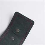 Черные кожаные наручники с красной строчкой 525385