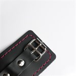 Черные кожаные наручники с красной строчкой 525385