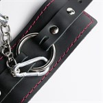 Черные кожаные наручники с красной строчкой 525385
