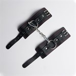 Черные кожаные наручники с красной строчкой 525385 - фото 853019