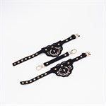 Черные кожаные оковы с резными узорами и клепками 527396