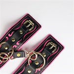 Черные кожаные наручники с розовой строчкой 527869