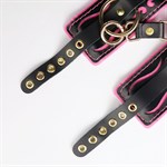 Черные кожаные наручники с розовой строчкой 527869