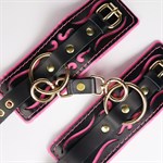 Черные кожаные наручники с розовой строчкой 527869