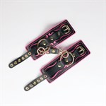 Черные кожаные наручники с розовой строчкой 527869 - фото 856825