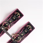 Черные кожаные оковы с розовой строчкой 527870