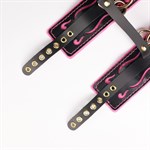 Черные кожаные оковы с розовой строчкой 527870