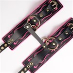 Черные кожаные оковы с розовой строчкой 527870