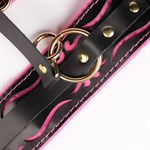Черные кожаные оковы с розовой строчкой 527870