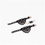 Черные кожаные наручники с клепками, кольцами и золотистой фурнитурой 528839 Черные кожаные наручники с клепками, кольцами и золотистой фурнитурой 528839