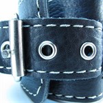 Чёрные кожаные наручники с крупной строчкой - фото 1394486
