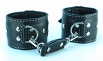Чёрные кожаные наручники с крупной строчкой - фото 1394484