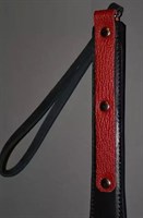 Узкий чёрный спанкер с красной кожей на рукояти - фото 80314