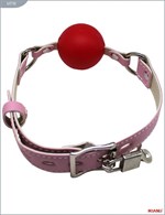 Красный пластиковый кляп-шар с фиксацией розовыми ремешками - фото 155297
