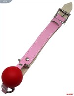 Красный пластиковый кляп-шар с фиксацией розовыми ремешками - фото 155298