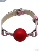 Красный пластиковый кляп-шар с фиксацией розовыми ремешками - фото 155296