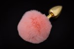 Маленькая золотистая пробка с пушистым розовым хвостиком - фото 155797