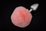 Маленькая серебристая пробка с пушистым розовым хвостиком - фото 155801