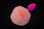 Маленькая розовая силиконовая пробка с пушистым розовым хвостиком - фото 155805