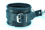 Черные кожаные наручники с металлическими клепками - фото 1396543