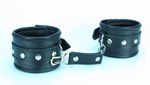 Черные кожаные наручники с металлическими клепками - фото 1396541